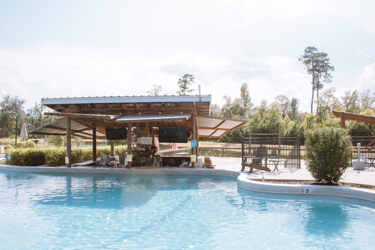 Pool and covered swim-up bar at Fireside RV Resort in Ponchatoula, Louisiana