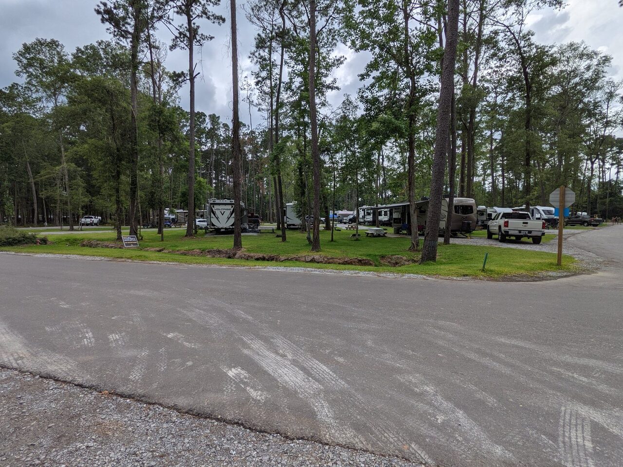 Pull-through RV sites for big rigs in Ponchatoula, Louisiana